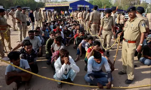India detains and deports 5,000 Bangladeshis