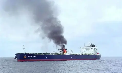 بھارتی عملے کے آئل ٹینکر میں آتشزدگی، تمام 24 ملاحوں کو باحفاظت بچا لیا گیا