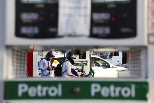 India's opposition urges government to absorb oil price shock, warns on growth