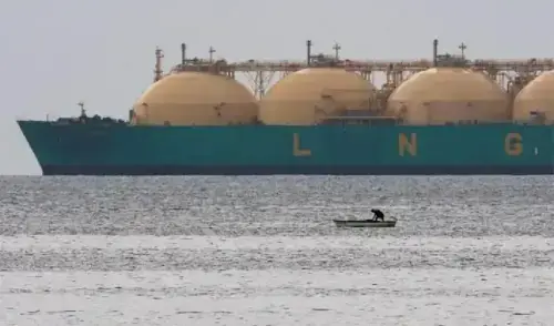 آبنائے ہرمز سے مزید تین ایل این جی ٹینکر روانہ، ایک کا رخ پاکستان کی جانب