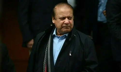 Nawaz Sharif performs Umrah