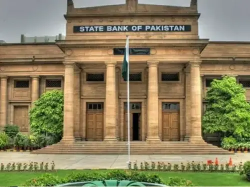مہنگائی آئندہ چند ماہ تک دو ہندسوں میں رہنے کا امکان ہے، اسٹیٹ بینک