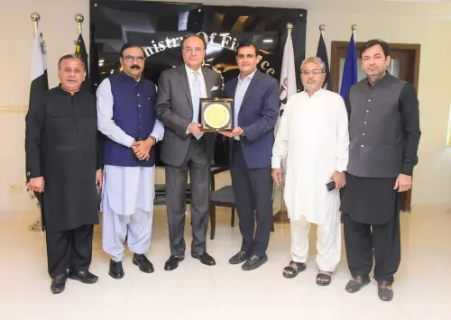 Aurangzeb reaffirms commitment to strengthen country's cotton sector