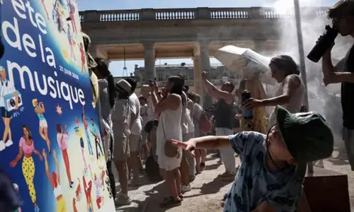 France hosts street music festival despite worsening heatwave