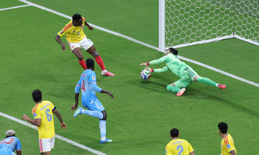 Munoz strike sends Colombia into World Cup Round of 32