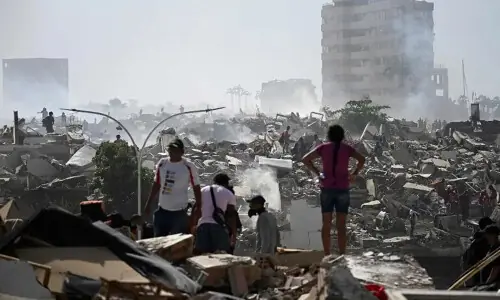 Venezuela earthquakes kill nearly 1,000, tens of thousands missing