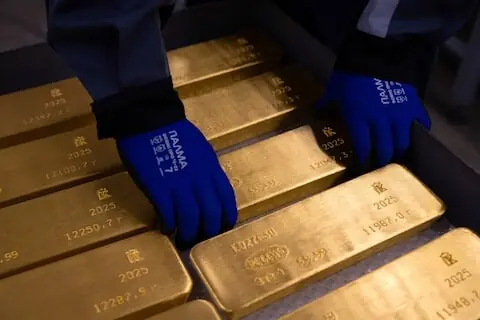 Gold set for fourth monthly fall on bets of Fed rate hikes