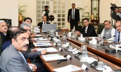 PM Shehbaz orders to ban substandard syringes