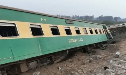 Shalimar Express derails at Khanewal Shalimar Express derails at Khanewal