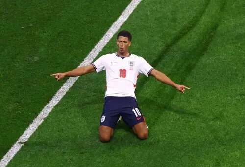 Ten-man England survive Mexico comeback to reach quarter-finals