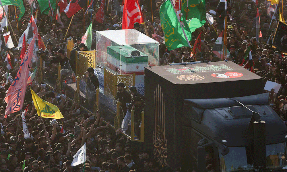 آیت اللہ خامنہ ای کی آخری رسومات کا جلوس عراق میں داخل، ہزاروں افراد کا مارچ