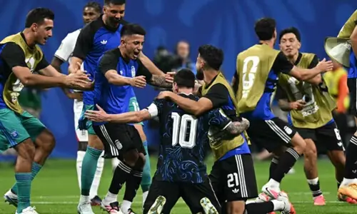 Argentina beat England 2-1 to reach World Cup final