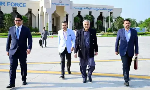نائب وزیراعظم اسحاق ڈار ورلڈ اے آئی کوآپریشن آرگنائزیشن میں شرکت کیلئے چین روانہ
