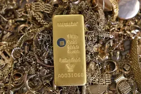 Gold off two-week peak as oil advances, Fed meeting eyed