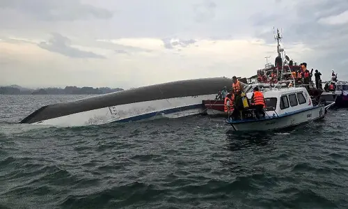 17 missing after Vietnamese ship sinks in South China Sea: Hanoi