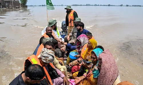 Flooding forces residents to flee homes by boat in Pakistan