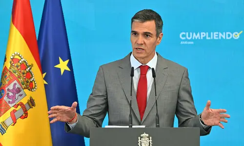 Spain PM says coming hours 'decisive' for ending fires Spain PM says coming hours 'decisive' for ending fires