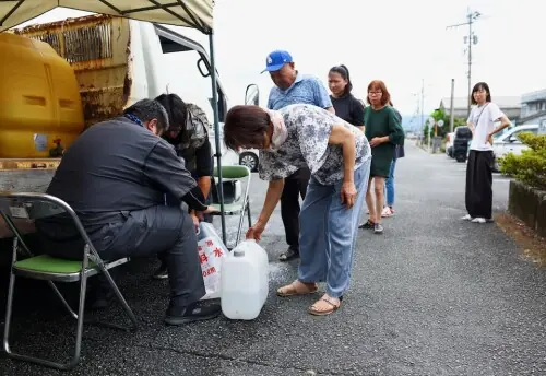 Japan's earthquake leaves communities thirsting for water and relief from heat Japan's earthquake leaves communities thirsting for water and relief from heat
