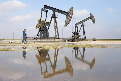 Oil falls more than $1 on greater flows despite US-Iran war