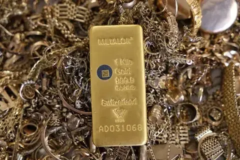 Gold price drops by Rs3,700 per tola in Pakistan Gold price drops by Rs3,700 per tola in Pakistan