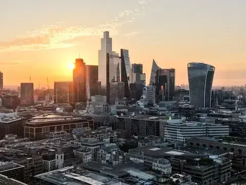 آبنائے ہرمز بند رہی تو 2027 میں برطانوی معیشت سکڑ سکتی ہے، ای وائے کی پیشگوئی