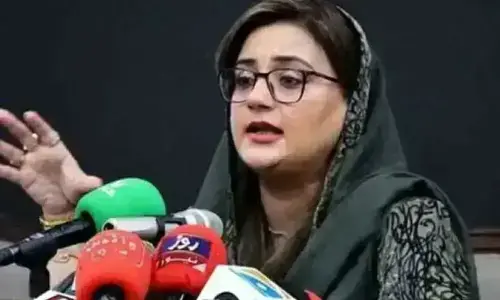 Azma&rsquo;s makes humorous remark on Karachi&rsquo;s public transport
