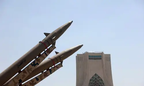 Iran threatens to hit Gulf states if US launches new strikes