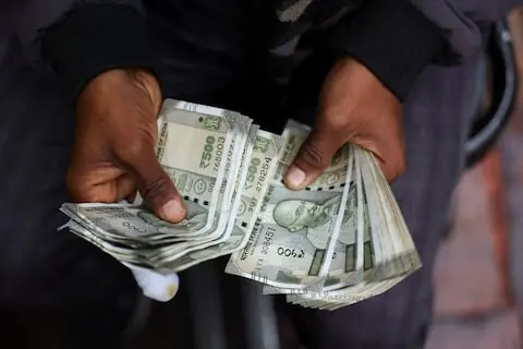 Indian rupee recovery hangs in balance on return of oil risks before US jobs data