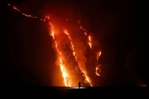 Indonesia closes all access to Mount Bromo as wildfire expands Indonesia closes all access to Mount Bromo as wildfire expands
