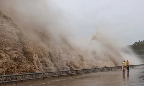 Typhoon Dolphin hits China&rsquo;s east coast; over 1m evacuated