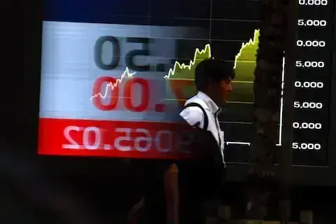 Asia stocks edge higher, oil up amid Gulf confusion