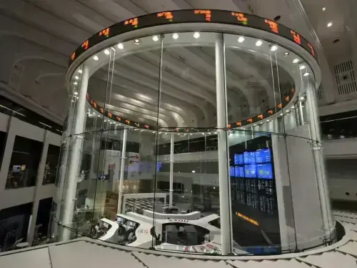 Nikkei ends higher on chipmakers&rsquo; boost ahead of US data