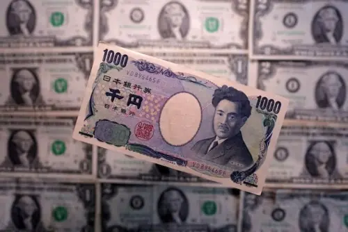 Yen edges up as traders push back Fed rate hike bets