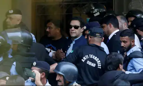 پمز میں طبی معائنے کے بعد عمران خان کو اڈیالہ جیل واپس منتقل کردیا گیا، عطا تارڑ