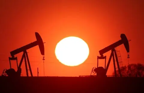 Oil falls over 4% as investors shrug off US sanctions on Iran