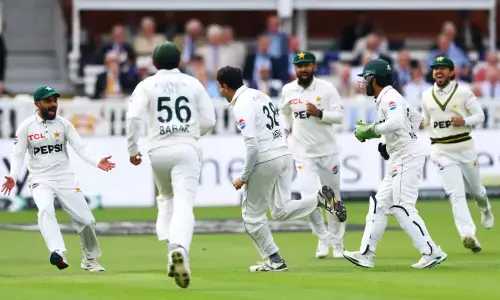 عباس کی تین وکٹیں، انگلینڈ کے خلاف پاکستان کا پلڑا بھاری