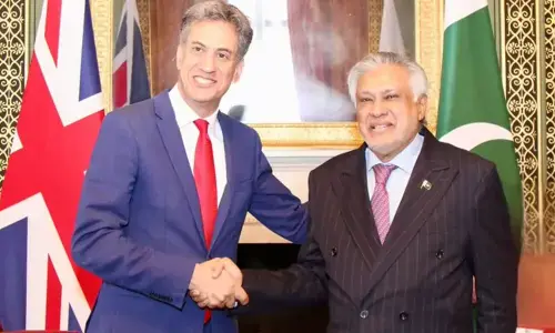 Dar, Miliband discuss Indus Waters Treaty