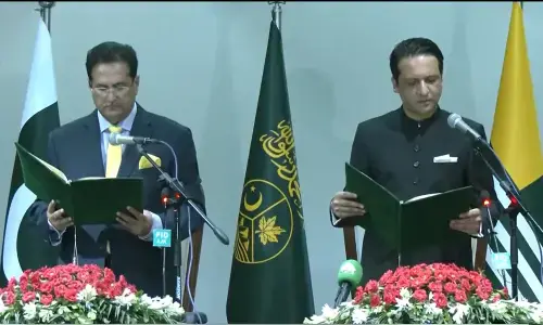 مسلم لیگ (ن) کے افتخار گیلانی نے آزاد کشمیر کے نئے وزیراعظم کا حلف اٹھا لیا
