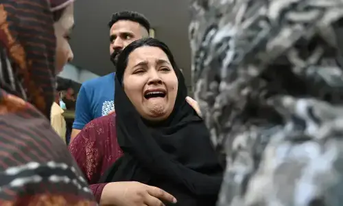 پمز آتشزدگی، وزیراعظم نے ایگزیکٹو ڈائریکٹر عمران سکندر سمیت 8 افسران معطل کردئیے