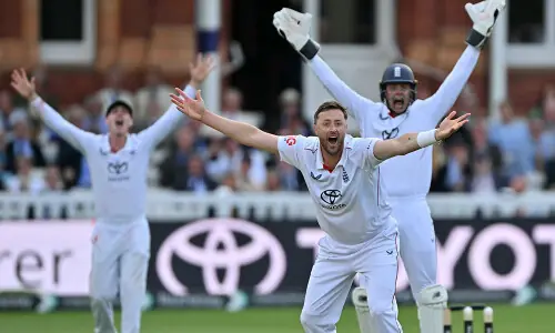 Robinson strikes again as England wrap up Pakistan series win
