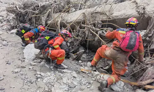 Rescuers battle floods, debris as Himalayan disaster death toll nears 800