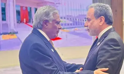 ایرانی وزیر خارجہ سے اسحاق ڈار کی ملاقات، علاقائی امن کیلئے مذاکرات پر زور
