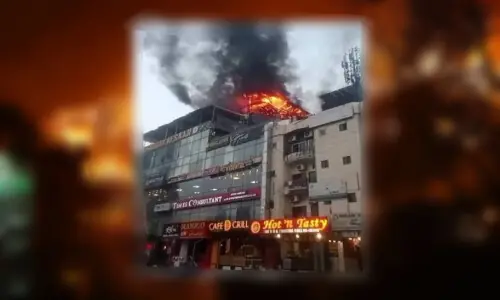 Islamabad&rsquo;s F-8 Markaz: At least 12 people rescued as fire breaks out at Babar Plaza