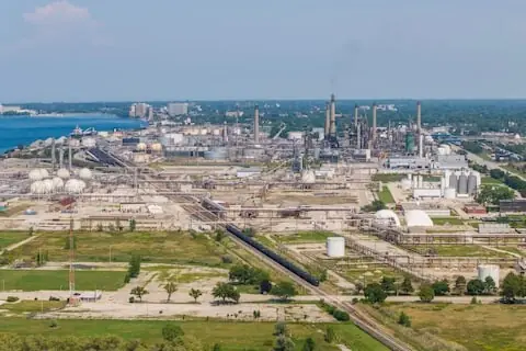 Oil prices hit fresh 6-week highs on renewed Middle East tensions