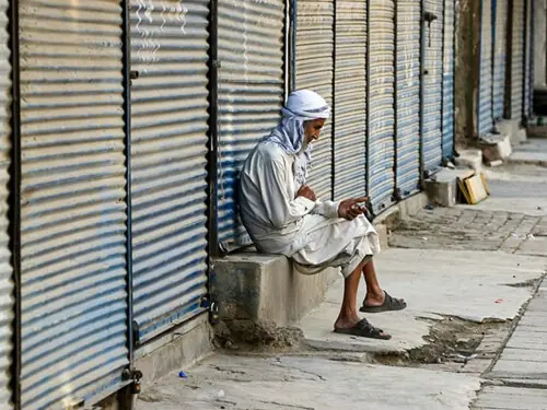 Karachi observes JI&rsquo;s shutter-down strike