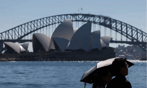 Sydney sweats in spring hot spell, faces 'extreme' bushfire risk Sydney sweats in spring hot spell, faces 'extreme' bushfire risk