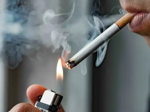 Dentists can detect early signs of smoking-related harm