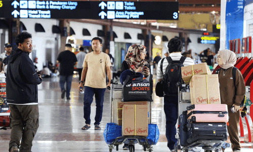 Seven Indonesian airports remain shut due to volcanic ash from Anak Krakatau