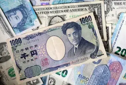Yen hovers near seven-month high