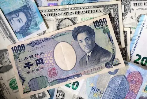 Yen stands tall as dollar wobbles, oil's run towards $100 chills sentiment